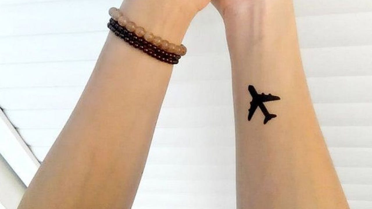 Tatuaje de un avión, ideal para las viajeras.