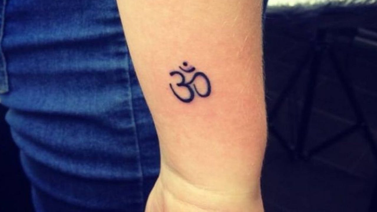 Tatuaje del símbolo Om.