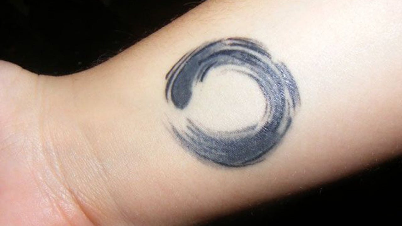 Tatuaje del símbolo Enso, que representa la imperfección.