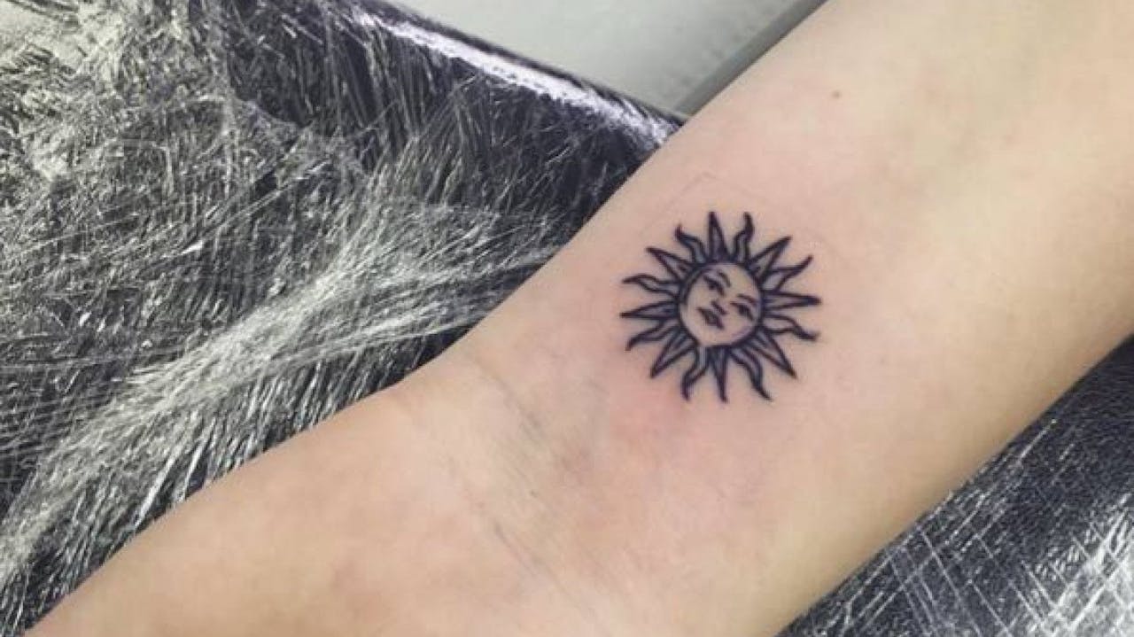 Uno de los muchos tatuajes de sol que se pueden ver.
