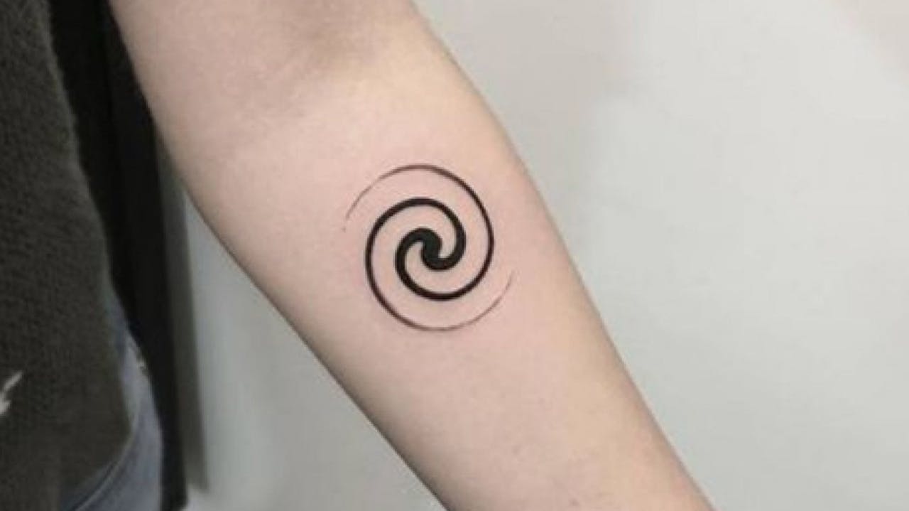 Un tatuaje de un espiral en antebrazo.