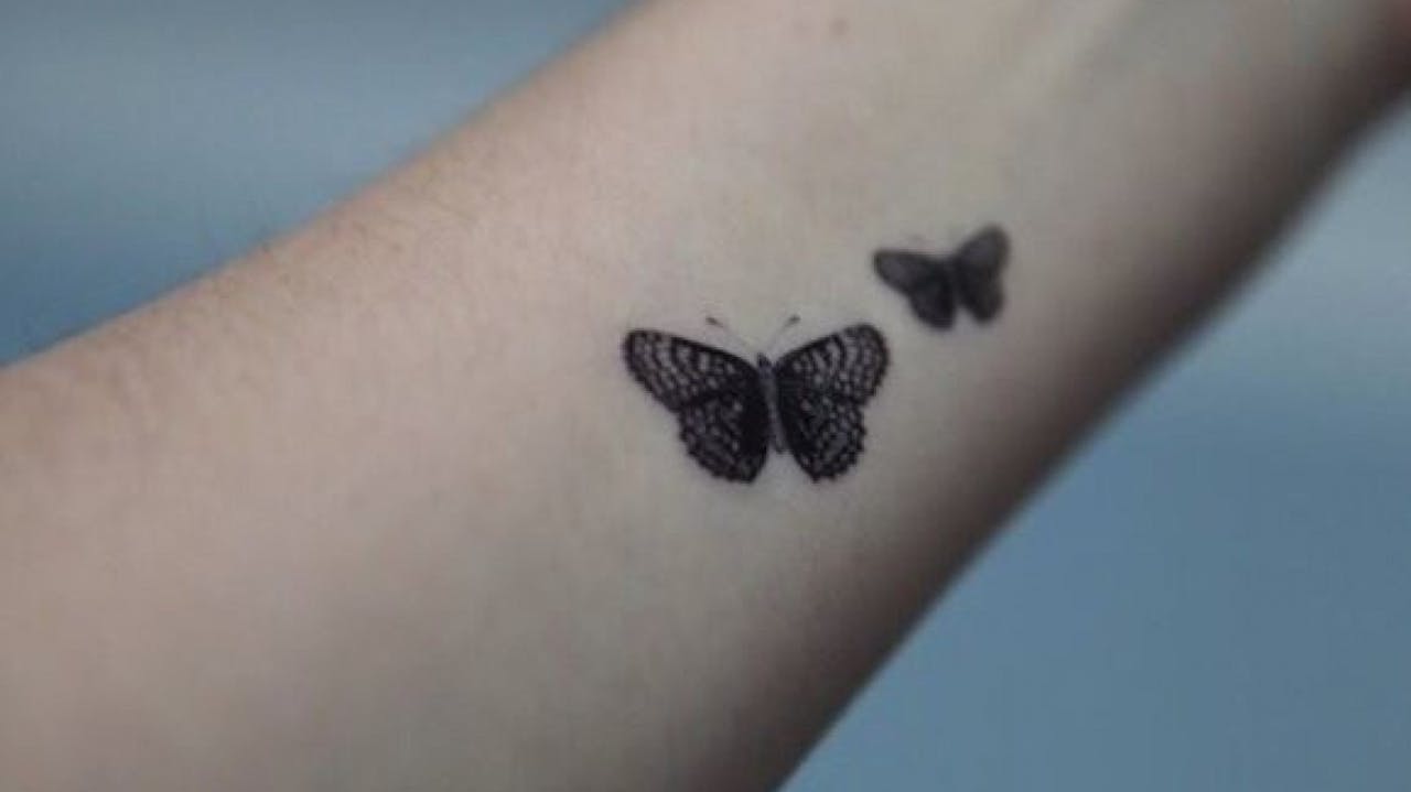 Tatuaje pequeño de unas mariposas.