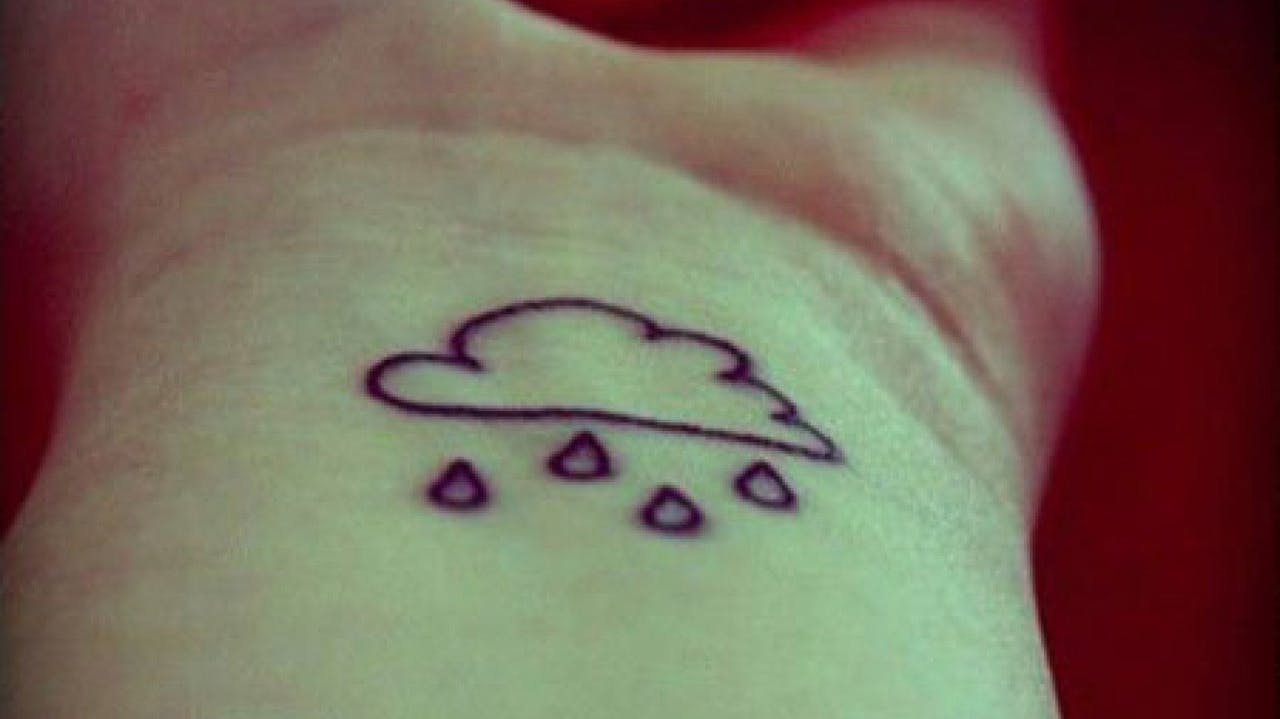 Tatuaje de una nube con lluvia.