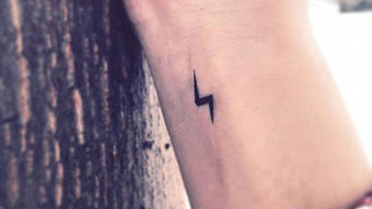 Tatuaje del símbolo de un rayo.