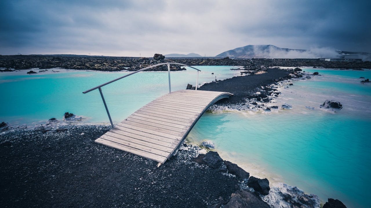 El balneario geotermal de la Laguna Azul en Islandia.