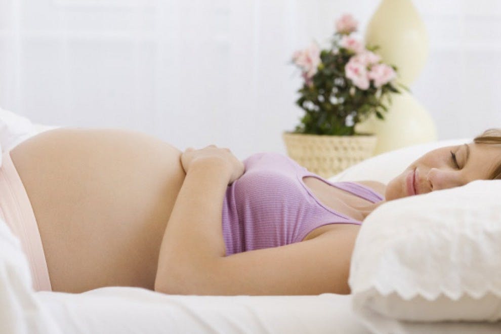 Dormir durante el embarazo puede ser dificultoso si no encuentras la postura correcta.