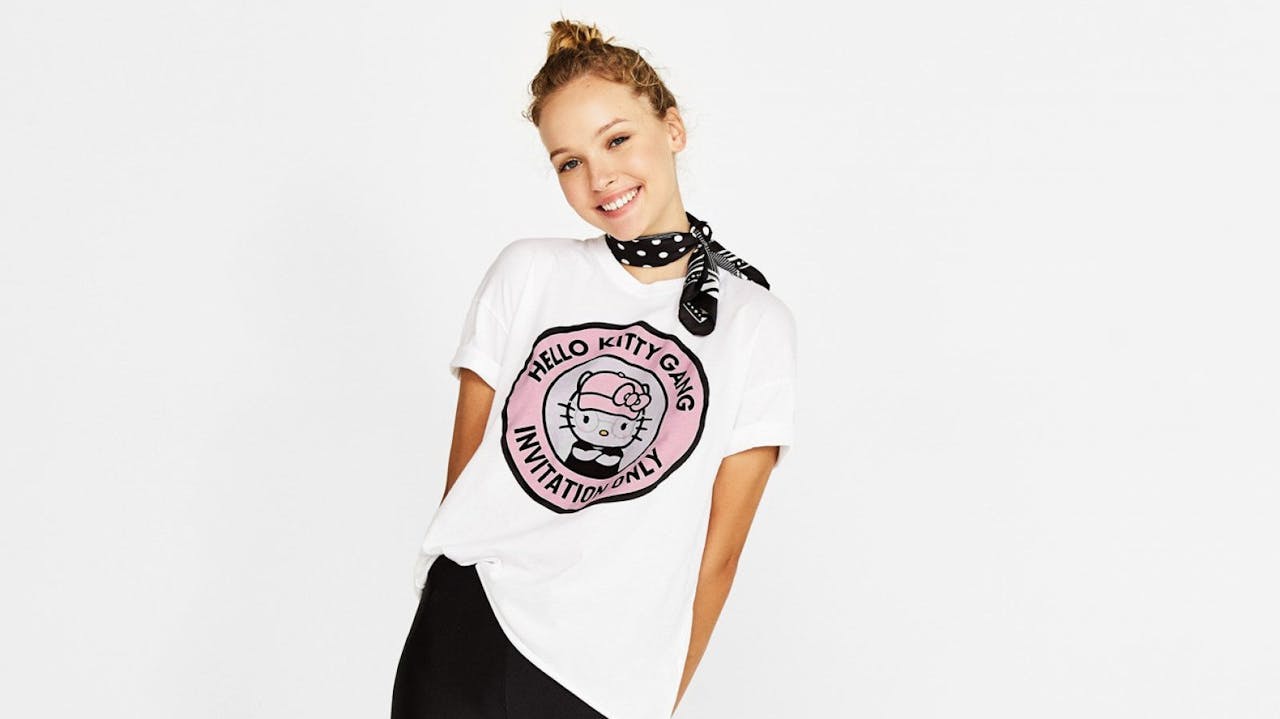 Camiseta algodón orgánico Hello Kitty de Bershka, por 15,99 euros