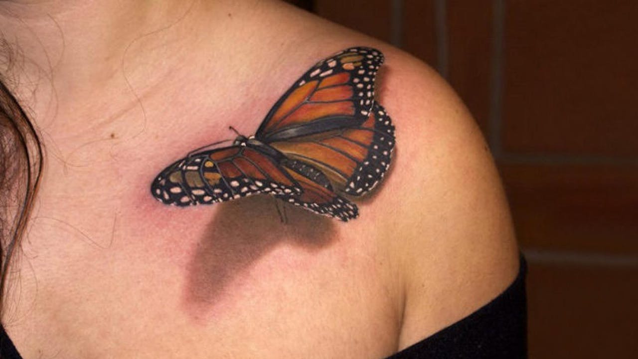 Tatuaje realista de una mariposa.