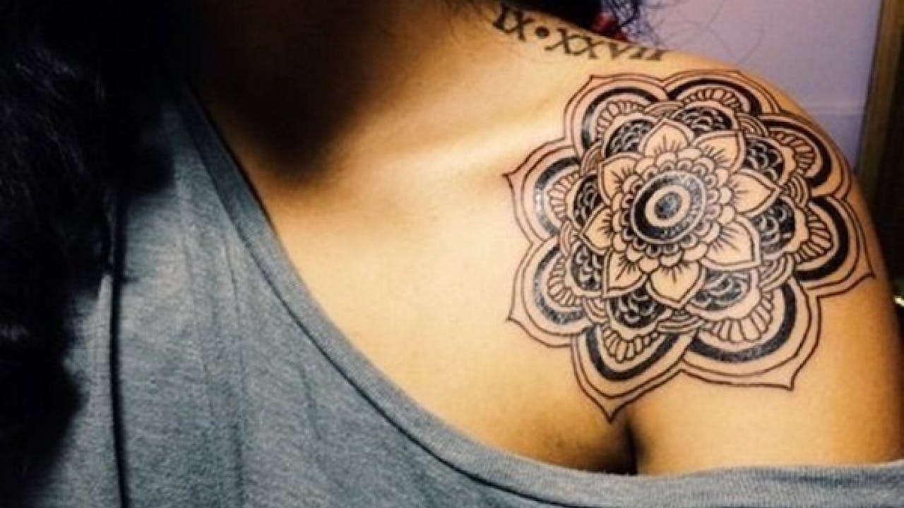 Tatuaje tribal de una flor.