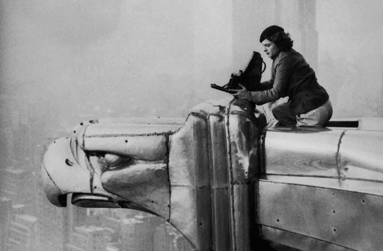 Margaret Bourke-White preparando su cámara en lo alto del edificio Chrysler.