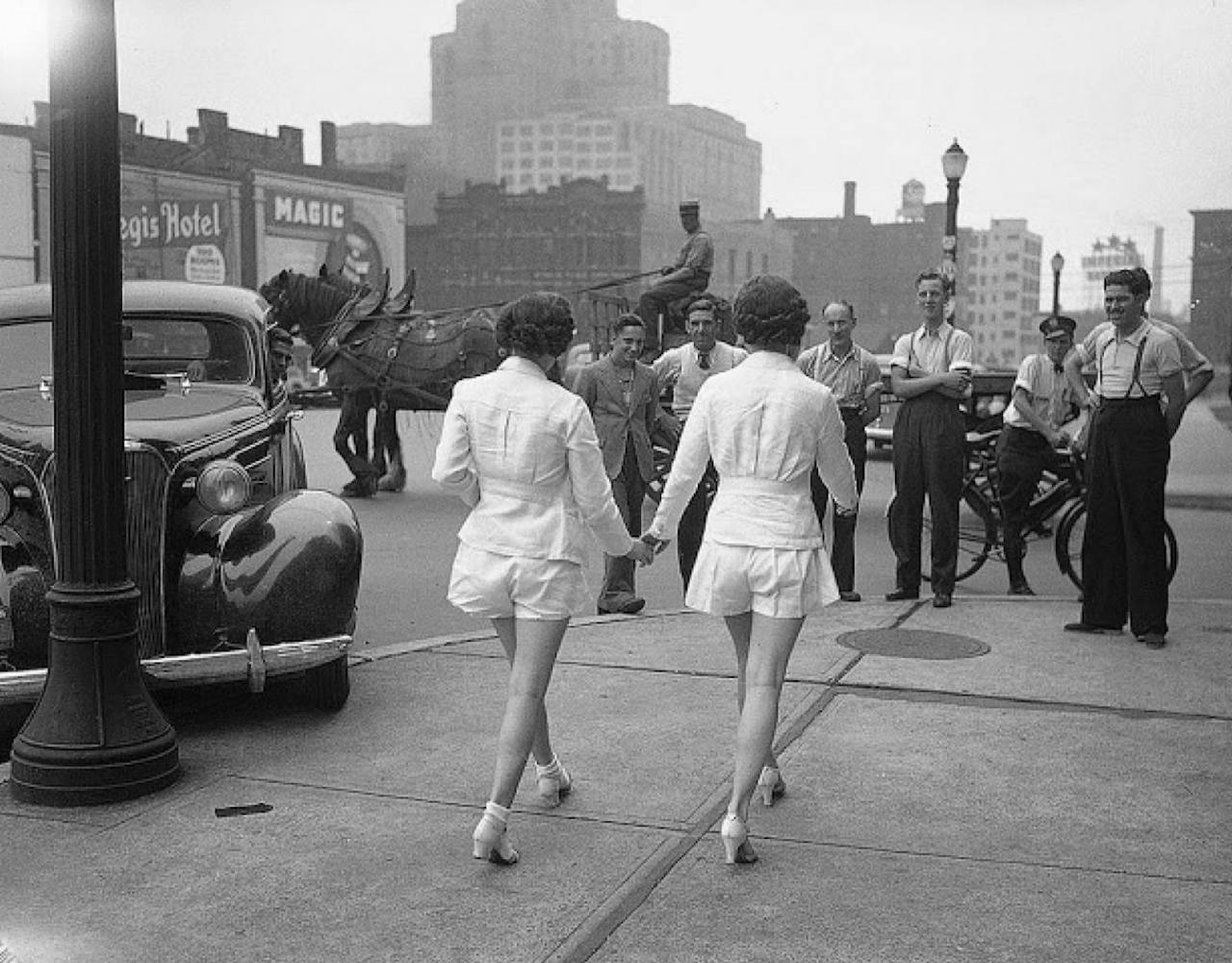 Primeras mujeres en mostrar piernas descubiertas públicamente en Toronto en 1937.