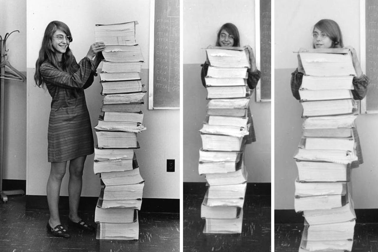 Margaret Hamilton posando junto a sus códigos de programación.