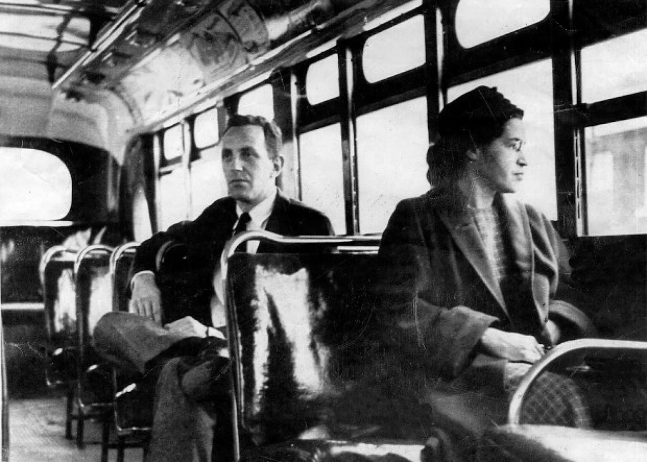 Rosa Parks sentada en la sección de blancos del autobús.