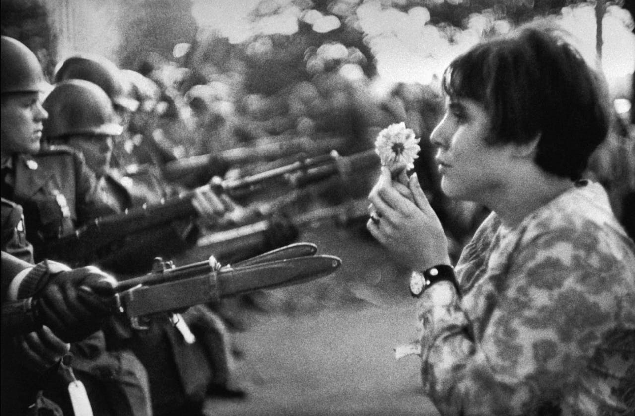 Icónica imagen de Jan Rose Kasmir enfrentada a los policías con una flor.