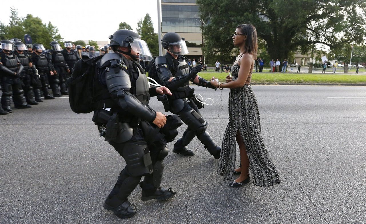 Ieshia Evans se enfrenta con calma a los policías durante las protestas en Baton Rouge.