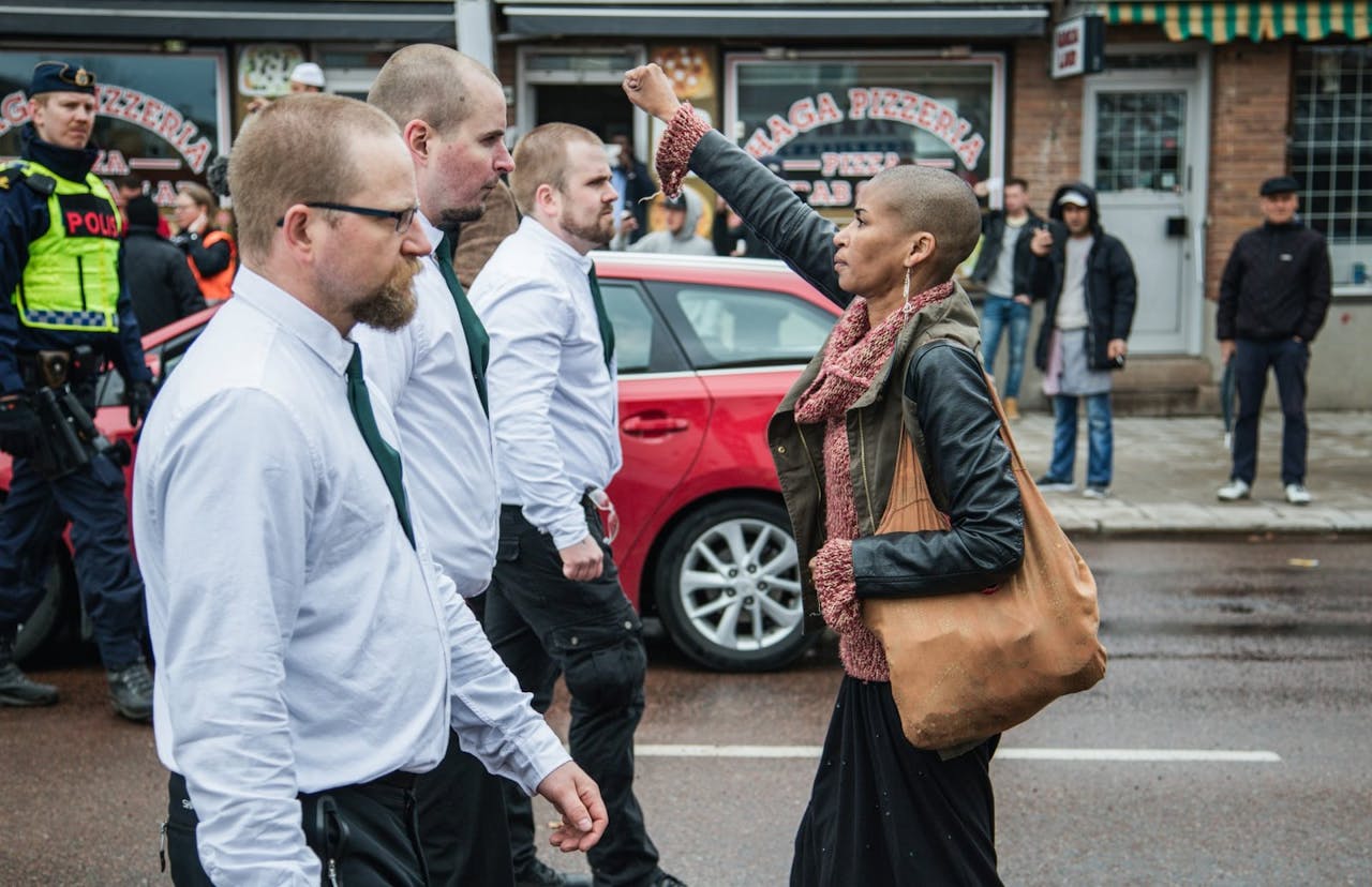 Tess Asplund enfrentándose a manifestantes neonazis, dejando una imagen icónica.