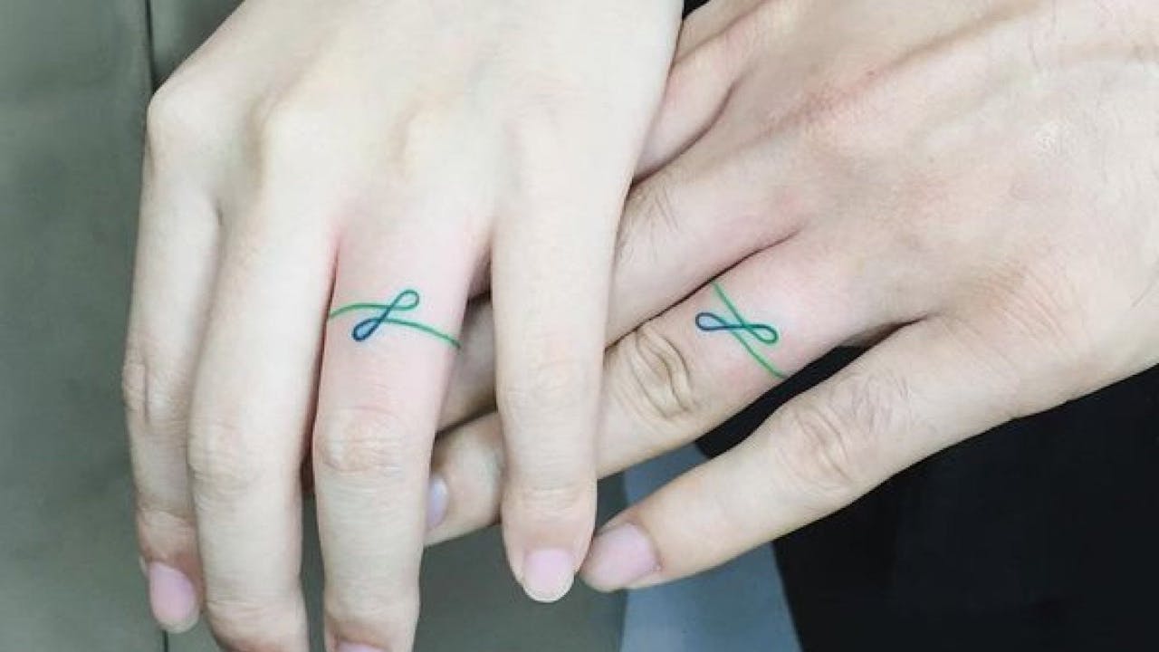 Tattoo de anillo en pareja.