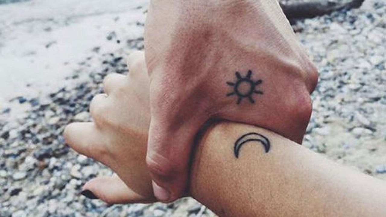 Tatuaje con símbolo del sol y la luna.