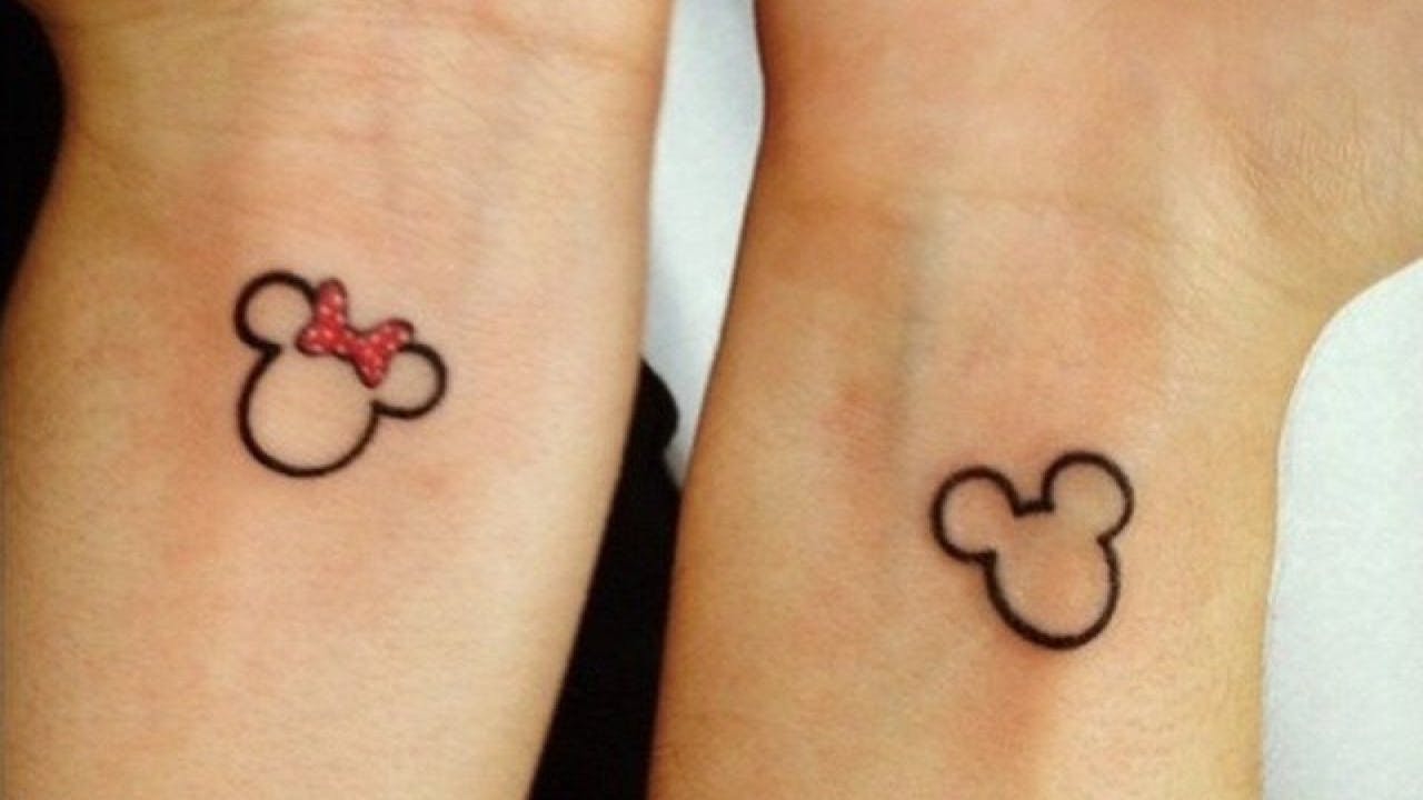 Tatuaje de la pareja de Minnie y Mickey Mouse.