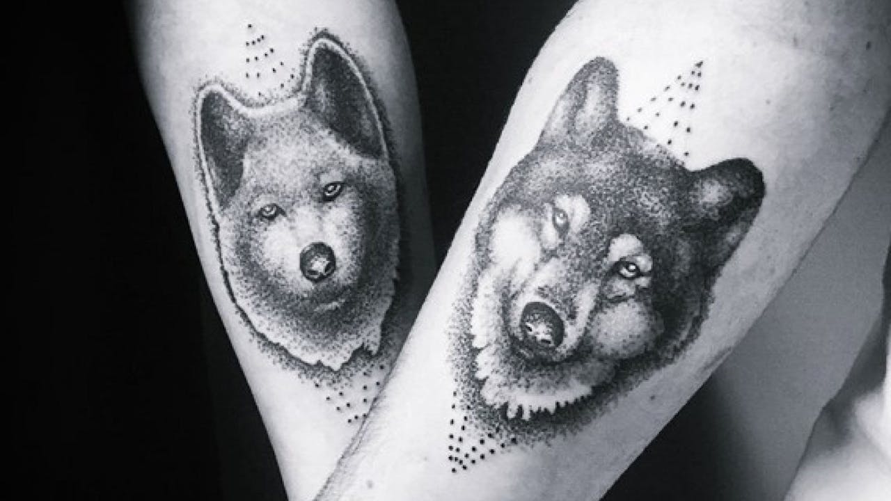 Tatuaje de una pareja de lobos.