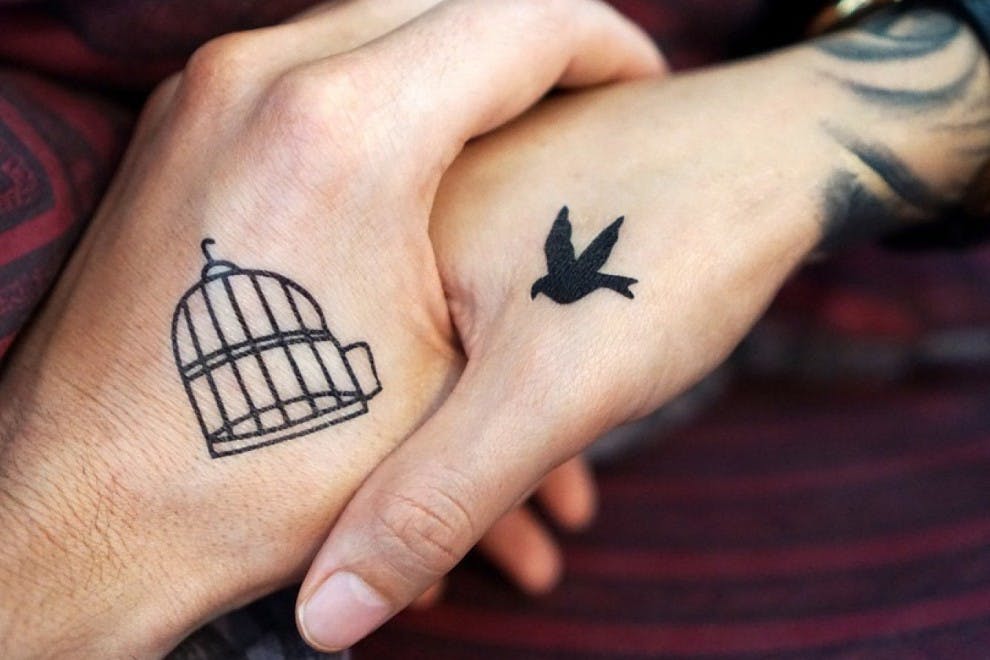 Algunos tatuajes son ideales para llevar en pareja.