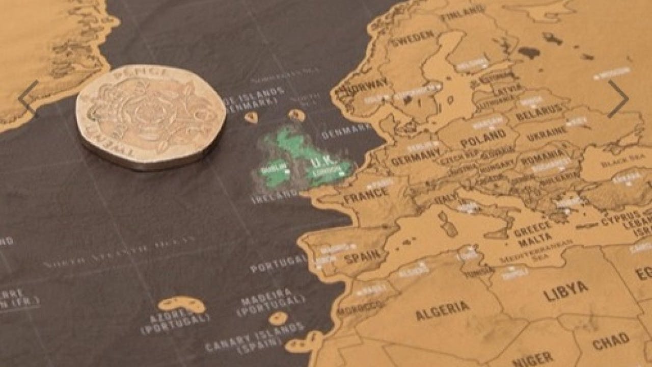 Un mapa mundi para rascar los países visitados es ideal para viajeros.