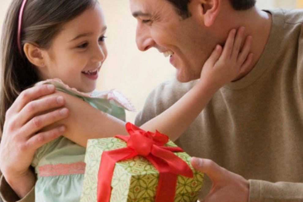 Estos son algunas ideas de regalos que puedes hacerle a tu padre en su día.