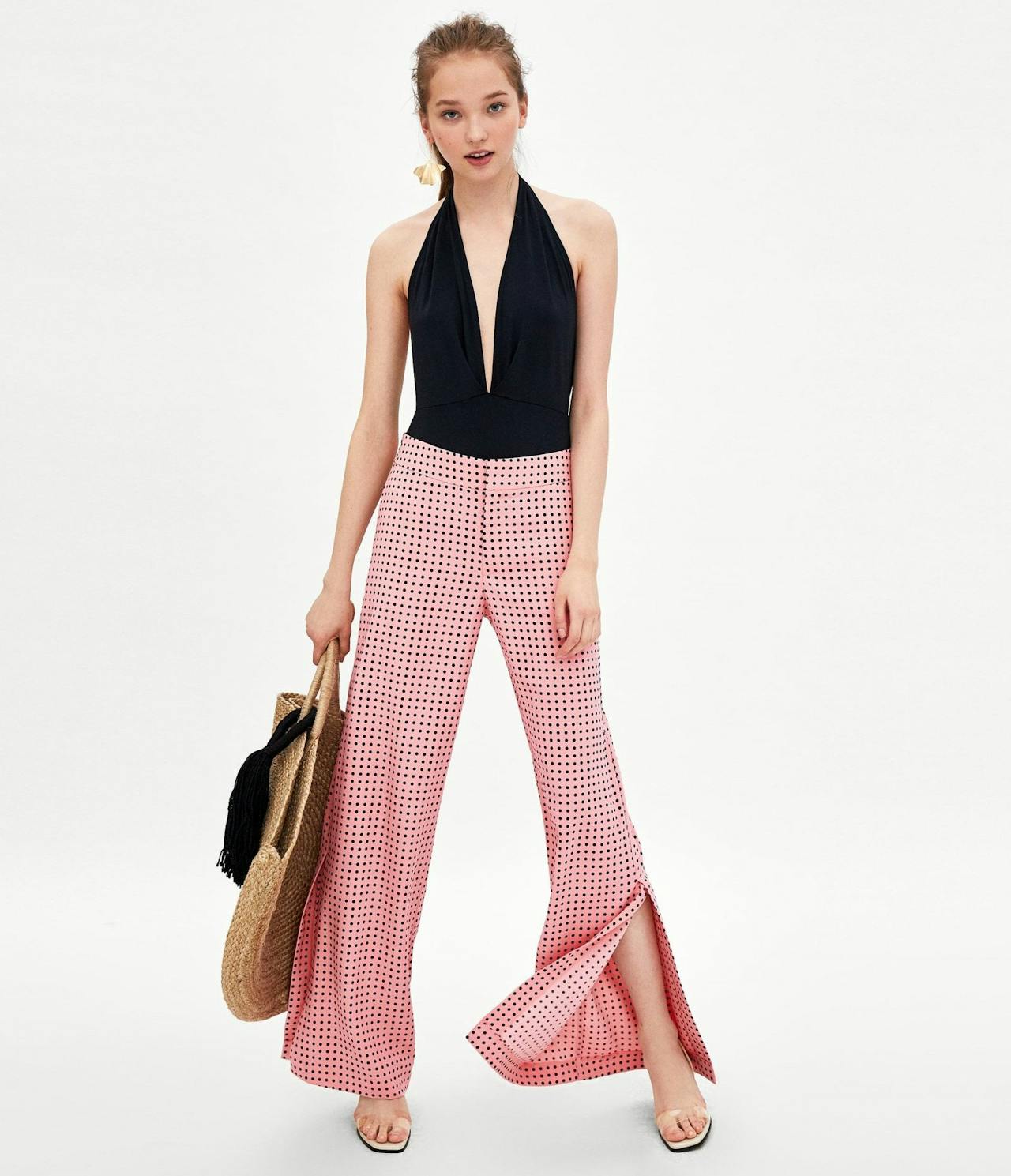 Pantalón largo fluido de color rosa y lunares de Zara, por 29,95 euros