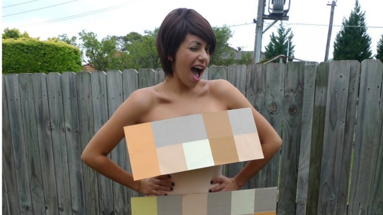 Disfraz de desnudo pixelado.
