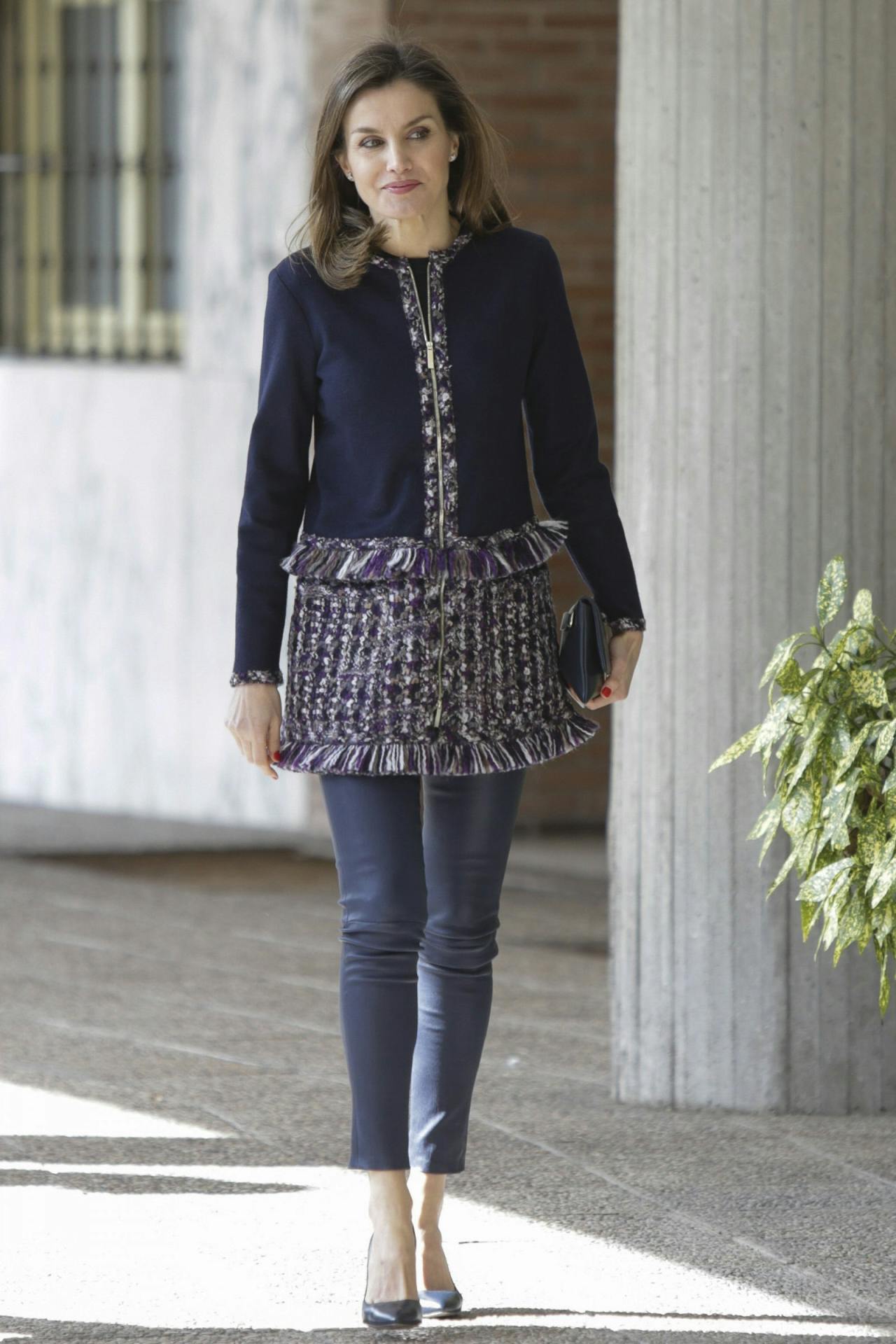 El 'look' completo de la reina Letizia durante la visita a la Fundación Integra en Madrid.