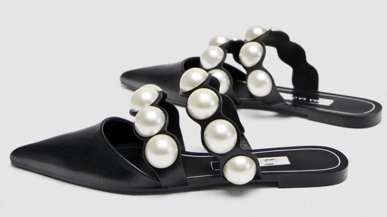 Zapato plano destalonado con perlas de Zara, por 35,95 euros