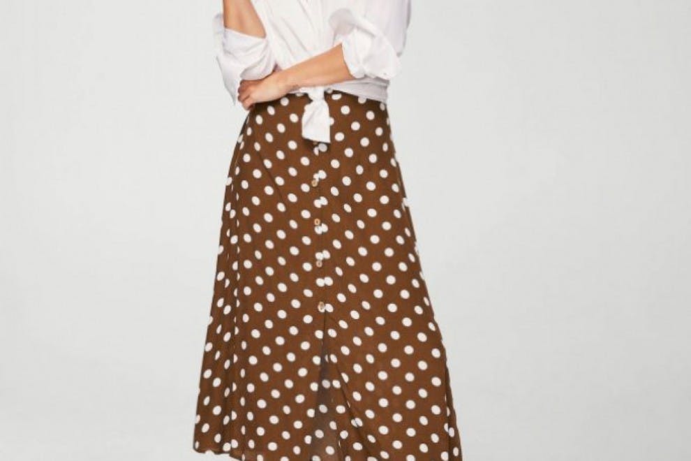 Falda marrón de lunares blancos de Mango, por 29,99 euros
