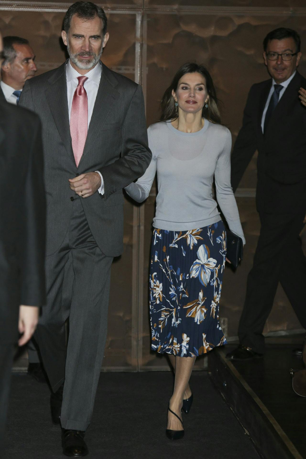El rey Felipe VI y la reina Letizia a su llegada a la entrega de becas de La Caixa.