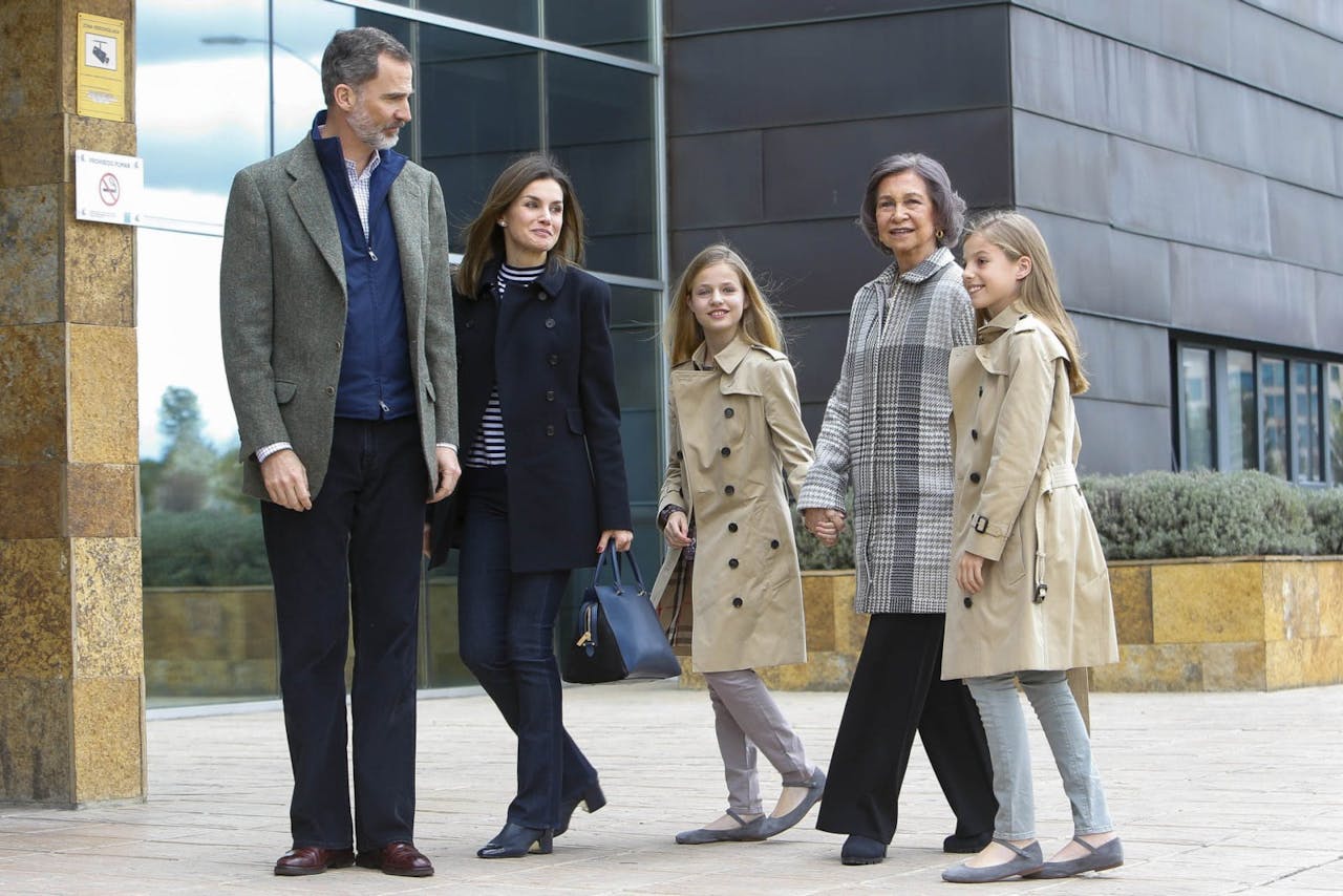 Los reyes Felipe VI y Letizia junto a sus hijas y Doña Sofía a la puertas del hospital