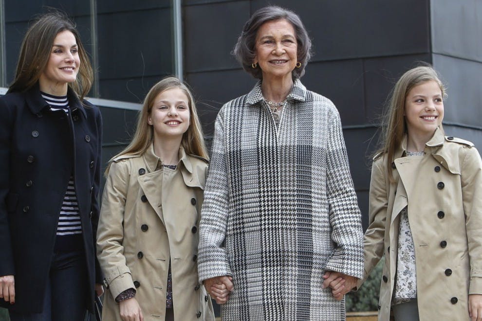 Doña Sofía acompañada de sus nietas y la reina Letizia en el hospital