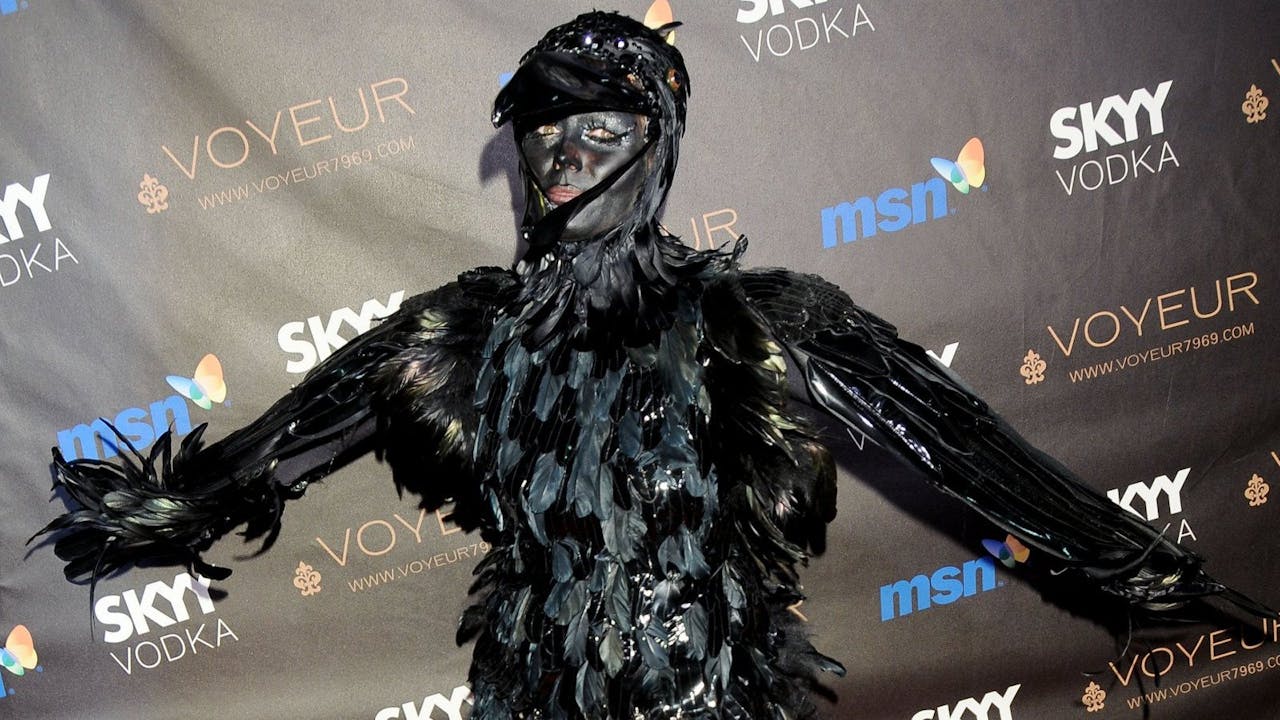 Heidi Klum disfraza de cuervo