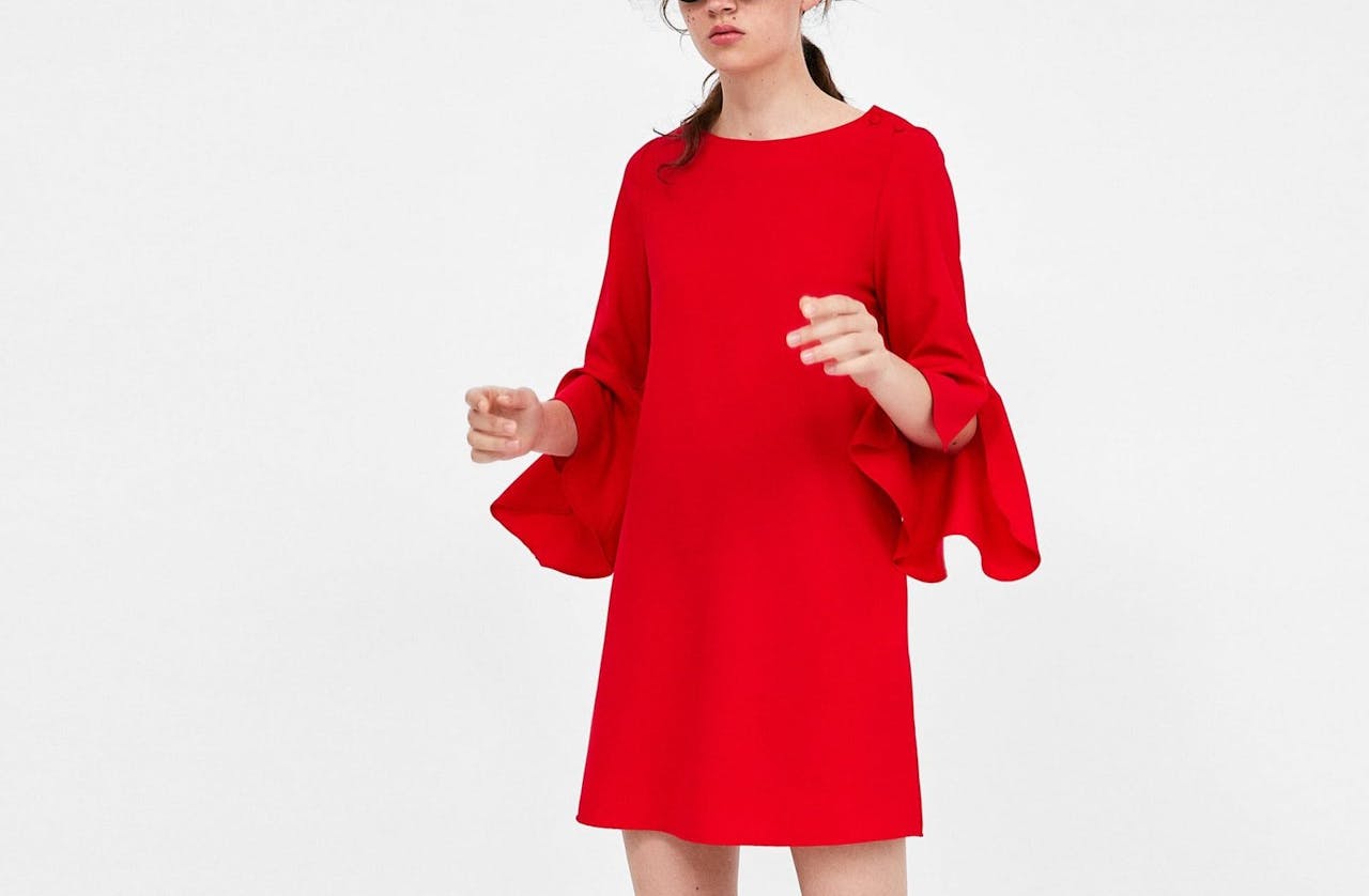 Vestido rojo con volantes en las mangas de Zara, por 29,95 euros.