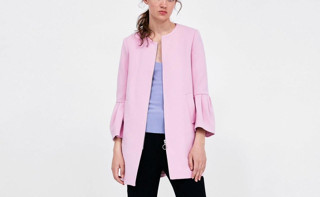 Abrigo  mangas con volantes de color rosa claro de Zara, por 69,95 euros.