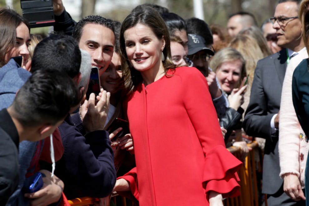 La reina Letizia luciendo el abrigo rojo de Zara este 2018