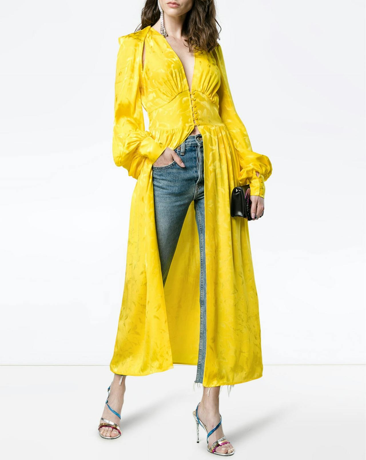 Vestido largo en amarillo de Attico cuyo precio es de 1.550 euros.