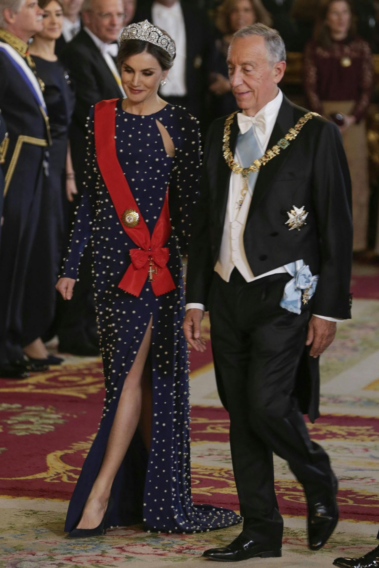 La reina Letizia ha estrenado un vestido de la diseñadora Ana Locking