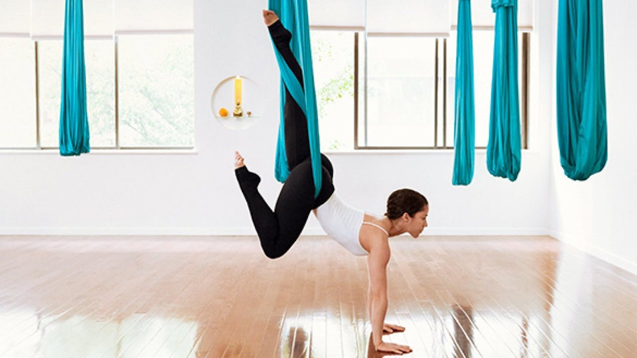 El aeroyoga permite trabajar los movimientos con más libertad y flexibilidad.