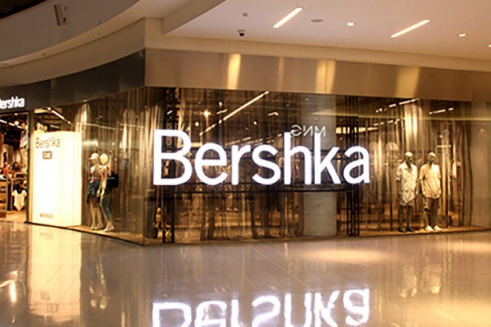 Imagen de archivo de un rótulo de la tienda de ropa Bershka