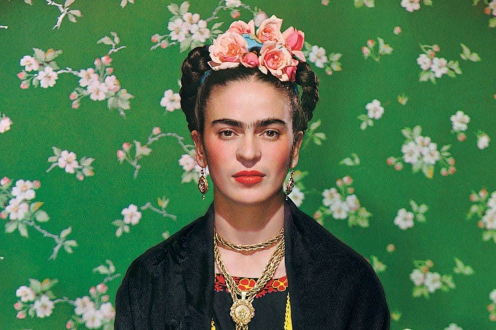 Frida Kahlo en un banco blanco, retratada por Nickolas Muray en 1939.