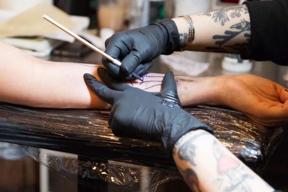 Esta técnica se realiza a mano y es una vuelta al estilo tradicional de tattoo.