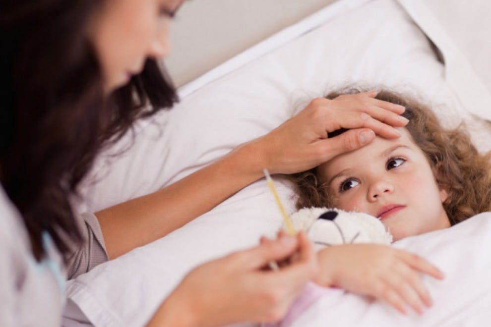 Existen formas de reducir la fiebre tanto en niños como adultos.