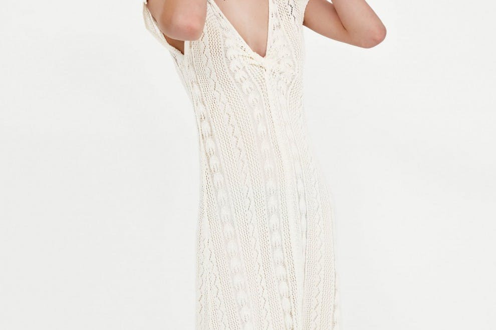 Vestido de 'crochet' blanco de Zara, por 29,95 euros
