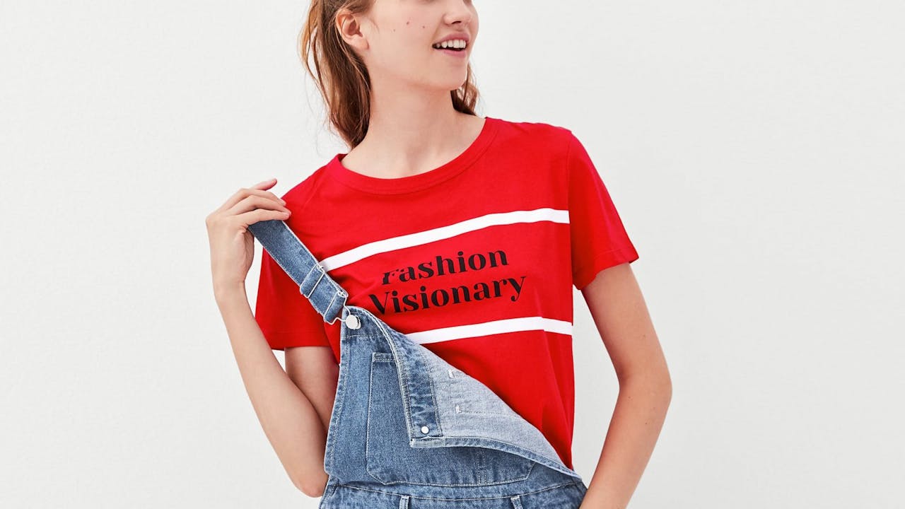 Camiseta texto 'Fashion Visionary' de Zara, por 7,95 euros.