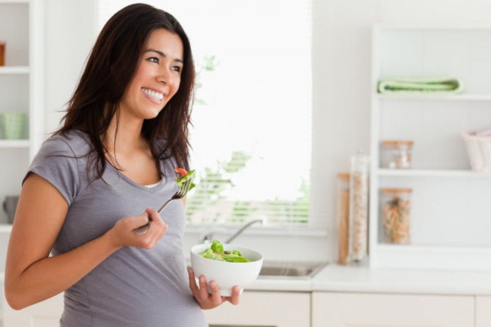 Durante el embarazo es importante cuidar qué comer y qué evitar.