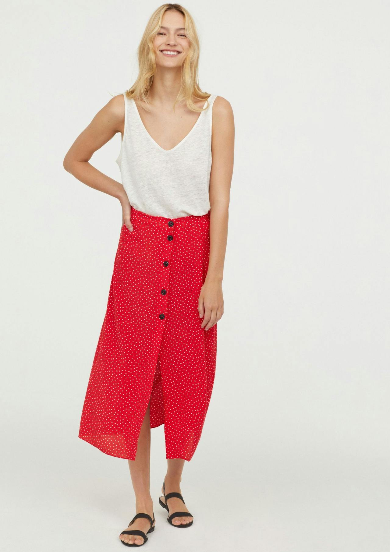 Falda de crepé de lunares en rojo y blanco de H&M, por 29,99 euros.